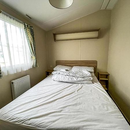 Great 6 Berth Caravan Nearby The Beach In Walton-On-The-Naze Ref 17181X Eksteriør billede
